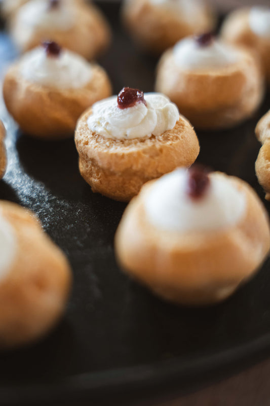 Choux à la Robiola et confit de cerise Amarena